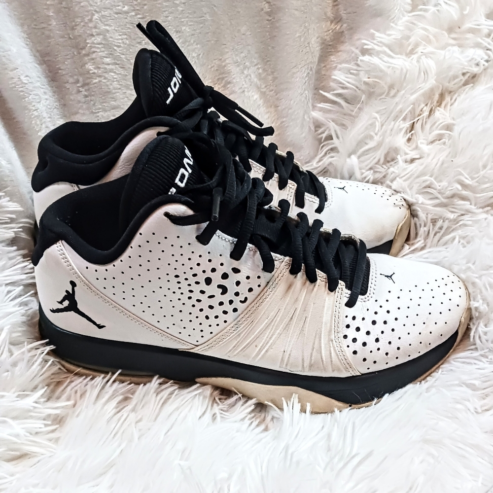 Jordon 5 A.M. Athletic Basketball Trainer Shoes White Leather Black Size 8.5